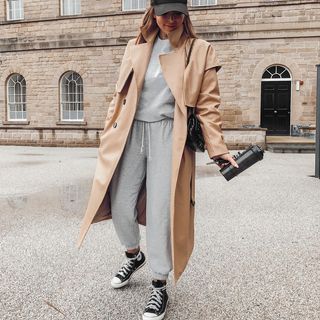 Casual Trench Coat Outfit, Trench Coat Outfit Spring, Converse With Dress, Trent Coat, Trench Coat Street Style, Trench Outfit, Spring Trench Coat, Winter Coat Outfits, Trench Coat Outfit