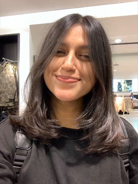 Mid Length Hair Styles Round Faces, Hair Just Below Shoulders With Layers, Summer Mid Length Hair, Soft Shoulder Length Hair, Short Mid Length Hair Straight, Shoulder Length Hair Indian, Brown Short Hair Layers, Shoulder Length Haircut For Round Faces, Short Hair Long Layers