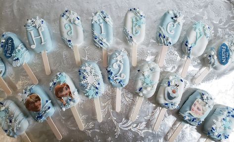 Frozen Cakesicles Frozen Theme Cakesicles, Frozen Cakesicles, Candy Bar Frozen, Birthday Desert, Frozen 6, Birthday Deco, Disney Frozen Birthday Party, Cars Birthday Cake, Minnie Mouse Birthday Cakes