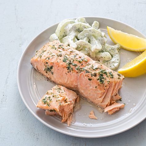 Poaching rarely lives up to its promise to produce silken, delicately flavored fish. We set out to eliminate chalky, tasteless poached salmon for good. Salmon Lunch Recipes, Cold Salmon, Salmon Lunch, Caper Vinaigrette, Dr Oz Recipes, American Test Kitchen, Cooks Illustrated Recipes, Meat Entrees, Herb Vinaigrette