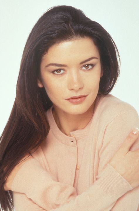 Catherine Zeta-Jones Katrin Zeta Jones, Catherine Zeta Jones Young, Sean Young, Zeta Jones, 90s Hairstyles, Catherine Zeta Jones, Beautiful Long Hair, Pretty People, Long Hair