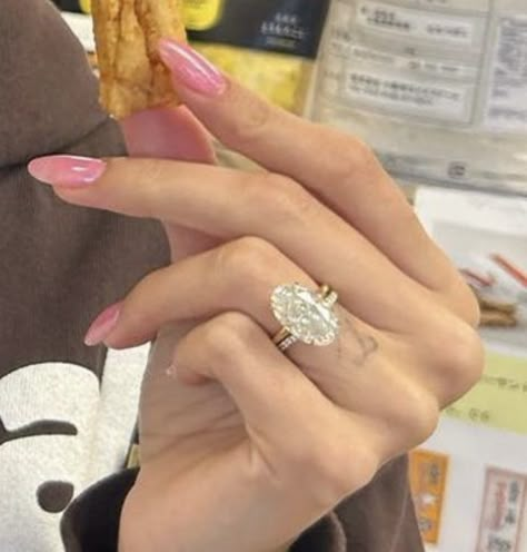 Hailey Bieber Wedding Ring, Hailey Bieber Engagement Ring, Engagement Tattoo, Honeymoon Nails, Kim Kardashian Wedding, Radiant Diamond Engagement Rings, Beach Makeup, Tiffany Engagement Ring, Dream Wedding Ring