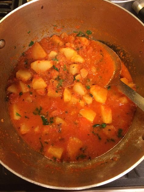 Aaloo tamatar recipe: http://nishamadhulika.com/sabzi/taridar/aloo-tamatar-sabzi-recipe.html Aloo Sabzi, Aloo Dry Sabji, Poori Aloo Sabzi, Aloo Mattar Curry Easy, Aloo Mattar Sabzi, Red Curry, Thai Red Curry, Good Food, Ethnic Recipes