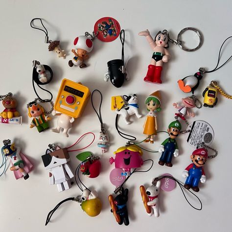 trinkets and whatnot #trinkets #keychains Grunge Trinkets, 2000s Trinkets, Trinket Collection Aesthetic, Thrifted Trinkets, Clutter Keychain, Trinkets Keychain, Japanese Trinkets, Trinkets Aesthetic, Trinket Collection