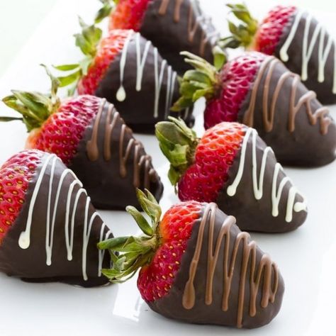 Fresas Cubiertas con Chocolate Chocolate Dipped Fruit, Chocolate Covered Fruit, Dipped Strawberries, Delectable Desserts, Chocolate Dipped Strawberries, Strawberry Dip, Covered Strawberries, Chocolate Strawberries, Chocolate Covered Strawberries