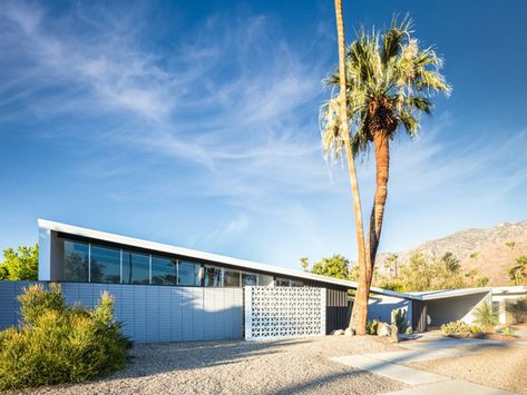 William Krisel, Pioneer of Mass-Produced Mid-Century Modernist Housing, Dies at 92 | News | Archinect California Modernism, William Krisel, Palm Springs Homes, Mid Century Modern Homes, Narrow House Designs, California Architecture, Butterfly Roof, Mid Century Exterior, Minimalist Homes