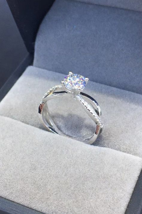 2 Carat Moissanite Crisscross 925 Sterling Silver Ring https://fitggins.com/products/2-carat-moissanite-crisscross-925-sterling-silver-ring FITGGINS 🎁At Fitggins all purchases have a gift🎁 #Hot #MyLook #CurrentlyWearing #MyLookToday #InMyCloset #LookOfTheDay #OutfitIdeas4You #OutfitLook #Inspofashion #InspiringOutfit #OOTDinspo #OutfitGrid Stone Properties, Moissanite Necklace, Moissanite Earrings, Moissanite Jewelry, Color Plata, 3 Carat, Girls Jewelry, 2 Carat, Black Rings