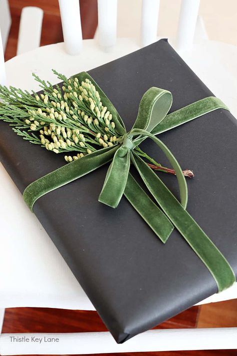 Black Wrapping Paper Christmas, Gift Box Decorating Ideas, Professional Gift Ideas, Creative Corporate Gifts, Corporate Branded Gifts, Cute Gift Wrapping Ideas, Gifts For Clients, Wrapping Inspiration, Creative Wrapping