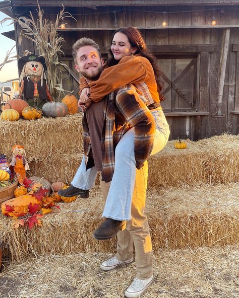 Punkin Patch Outfit Ideas Couple, Matching Pumpkin Patch Outfits Couples, Punkin Patch Outfit Ideas, Pumpkin Couple, Real Drawing, Fall Date Ideas, Fall Couple Pictures, Fair Pictures, Pumpkin Patch Photoshoot