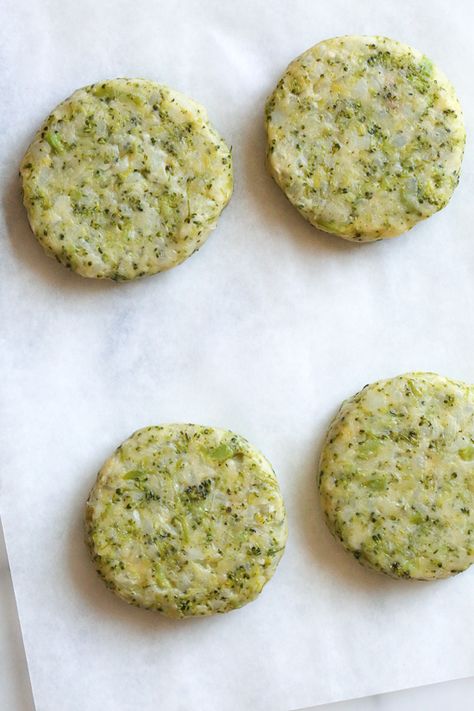 These easy, copycat Ikea vegetable potato and broccoli cakes called grönsakskaka make a delicious side dish for breakfast or dinner! Ikea Cake Recipe, Ikea Veggie Medallions, Veggie Medallions, Ikea Recipes, Broccoli Cakes, Vegetable Cakes, Red Cabbage Soup, Broccoli Patties, Potato And Broccoli