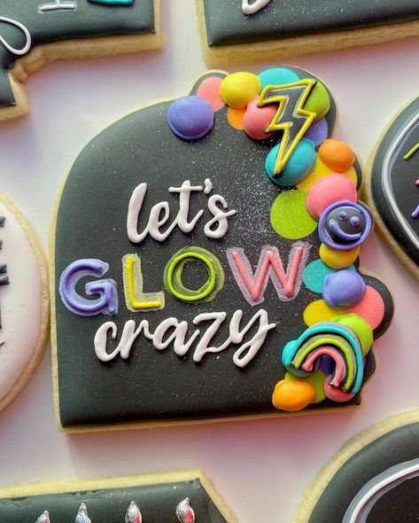 Instagram Neon Glow Party Cookies, Neon Birthday Cookies, Glow In The Dark Cookies, Glow In The Dark Icing, Neon Cookies, Splatter Cake, Neon Cake, Neon Ideas, Neon Cakes