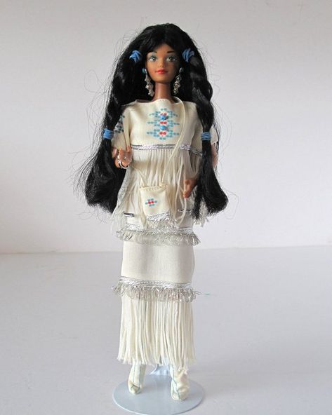 Native American Barbie, Indian Barbie, Porcelain Vase Design, Brown Barbie, Porcelain Dolls For Sale, Dolls Of The World, Native American Dolls, Barbie Wedding Dress, Indian Dolls