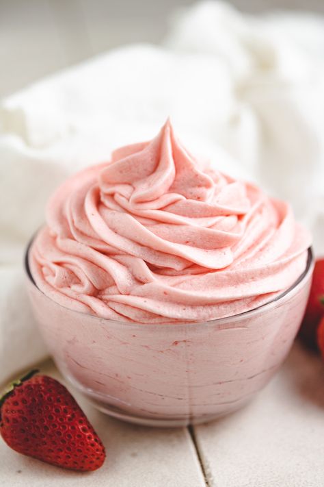 Strawberry Cake Icing, Strawberry Frosting Recipes, Strawberry Lemonade Cupcakes, Strawberry Lemonade Cake, Amazing Cake Decorating, Rum Butter, Strawberry Sweets, Strawberry Buttercream Frosting, Powdered Sugar Icing