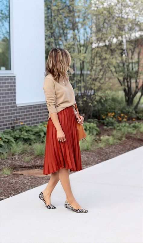 Fall Colors + Event of the Season | Lilly Style, leopard flats, fall outfit, fall skirt outfit. #outfits #fashion #style #womensfashion #fashioninspiration Red Pleated Skirt, Rok Outfit, Pleated Skirt Outfit, Skirt Outfits Fall, Midi Skirt Outfit, Rock Outfit, Outfit Trends, Fall Skirts, Red Skirts