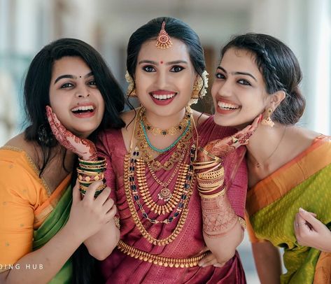 Poses For 3 Sisters In Saree, Bride Group Photos, Bride Friends Poses, Bride Poses With Friends, Wedding Poses For Sisters, Cousins Photo Shoot Group Poses Wedding, Wedding Poses For Bride And Sister, 3 Sister Photoshoot Poses Indian, Bride With Friends Poses