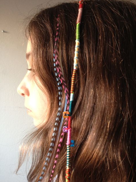 Hair wrap with friendship bracelet string, next to hair feathers. Hair Wraps Thread, String Hair Wraps, Princess Leia Hair, Boho Hair Wrap, Beautiful Brown Hair, Hair Yarn, Makeup Hacks Beauty Secrets, Hair Wrap Scarf, Hippie Hair