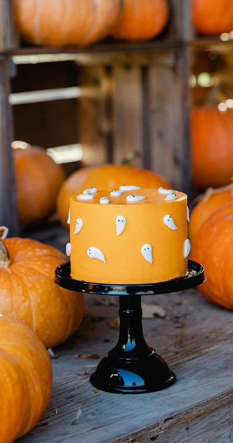 Happy Booday Cake, One Spooky Dude Birthday Cake, Diy Halloween Birthday Cake, Halloween Anniversary Cake, Simple Halloween Cake Designs, Spooky One Cake Smash, Pumpkin Design Cake, Cute Halloween Cakes Simple, Spooky One First Birthday Cake