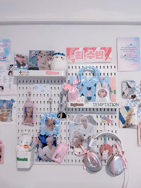 #txt #tomorrowbytogether #soobin #pegboard K Pop Peg Board, Kpop Desk, Pegboard Ideas, Deco Room, Book Cases, Room Vibes, Pegboard Accessories, Future Room, Simple Room