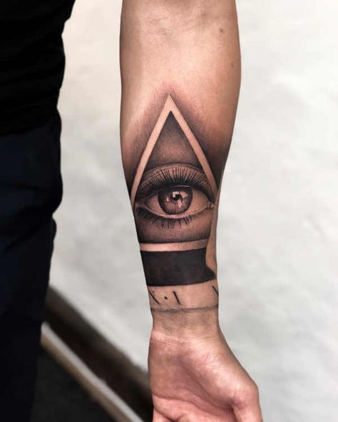 Tatuaggio Occhio: Significato, Idee e Immagini, Significato e Idee Medium Arm Tattoo Men, Gd Tattoo, Seeing Eye Tattoo, Paisley Tattoos, Eye Tattoo Meaning, Tattoo Main, All Seeing Eye Tattoo, Gang Tattoos, Bull Tattoos