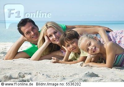 Photo ideas Beach Photography Family, Beach Photo Session, Family Beach Portraits, Family Photoshoot Poses, Family Portrait Poses, Family Picture Poses, Family Beach Pictures, Family Poses, Family Photo Pose