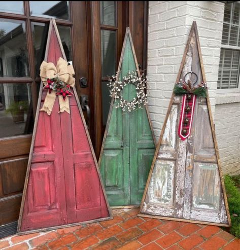 Wooden Door Tree, Door Trees Christmas, Old Door Christmas Trees, Christmas Tree Dyi, Rustic Sculpture, Pallet Trees, Woodworking Christmas, Wooden Xmas Trees, Door Tree