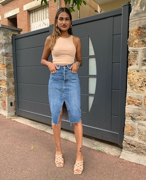 Mom Jeans With Belt Outfit, 2023summer Fashion, Mid Jean Skirt Outfits, Jean Midi Skirt Outfits, Midi Jean Skirt Outfits, Midi Denim Skirt Outfit, Jean Skirt Outfits Summer, Denim Skirt Outfit Summer, Demin Skirt Outfit