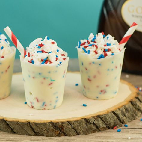 4th of July is here, which means it’s time for Independence Day cocktails!! If you’re looking for 4th of July cocktail recipes, Independence Day drinks, or fun summer cocktails, you need to check out this board! Here we have tons of red, white, and blue cocktails and they’re all perfect as Independence Day party drinks. Independence Day jello shots, slushy 4th of July mixed drinks, simple red, white, and blue shooters, we have it all!! Edible Shot Glasses, Strawberry Cocktail, 4th Of July Cocktails, Easy Mixed Drinks, Chocolate Vodka, White Chocolate Liqueur, Best Summer Cocktails, Candy Cocktails, Chocolate Garnishes