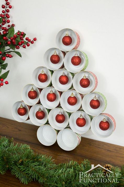 Recycle empty tin cans into a cute Christmas tree! Great way to recycle tuna cans or cat food cans! Artsy Chic, Recycled Christmas, Recycled Tin Cans, Dollar Store Christmas Crafts, Ideas Navidad, Elegant Christmas Decor, Christmas Pots, Recycled Tin, Tin Can Crafts