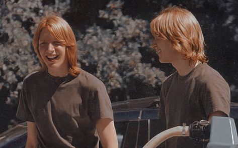 Fred Weasley Long Hair, Weasley Twins Long Hair, James Phelps Long Hair, Weasley Twins Aesthetic, Weasley Twins Fanart, George And Fred Weasley, George Weasley Aesthetic, Fred George Weasley, Weasley Aesthetic