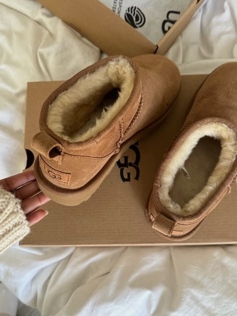 Brown Uggs Aesthetic, Chestnut Ultra Mini Uggs, Ugg Ultra Mini Chestnut, Chestnut Ultra Mini Uggs Outfit, Ugg Chestnut Outfit, Chestnut Uggs Outfit, Ugh Mini, Ugg Mini Outfit, Uggs Classic Mini