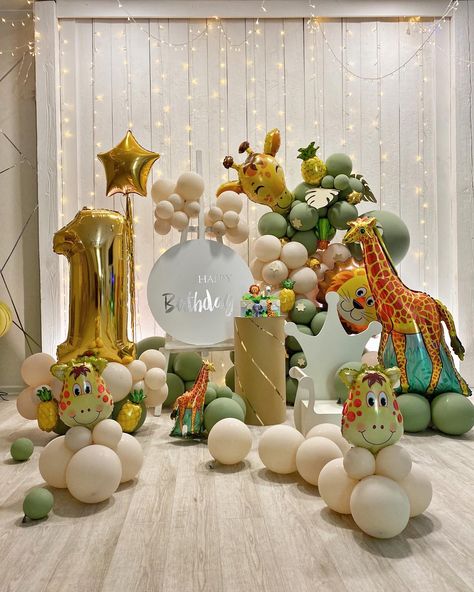 1st Birthday Animal Theme Decoration, Animal Decorations Party, Animal Birthday Party Decorations, Safari Display, First Birthday Decorations Boy, Birthday Cake Roses, Jungle Theme Birthday Party, Baby Birthday Photoshoot, Dinosaur Birthday Party Decorations