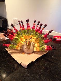 Turkey Fruit Display, Turkey Fruit, Fruit Kabob, Fruit Turkey, Thanksgiving Fruit, Thanksgiving Brunch, Thanksgiving Snacks, Fruit Displays, Fruit Kabobs