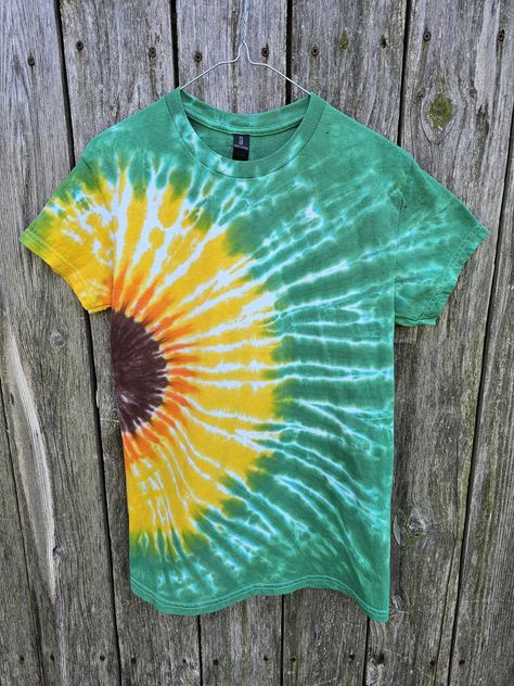 L'automne approche à grands pas, alors soyez prête avec cette jolie chemise tie and dye Tournesol. Chaque chemise est unique dans son design, car elle est teinte à la main avec des colorants permanents réactifs pour les fibres Procion. Le t-shirt ci-dessus est similaire à celui que vous recevrez, mais chaque t-shirt aura sa propre touche de caractère. La chemise est 100 % coton par Gildan. Veuillez consulter la dernière photo pour le tableau des tailles, car ces chemises ont tendance à être légè Sun Tie Dye, Tie Dye Spirit Day Outfit, The Dye Designs, Tie Dye Flowers, Sunflower Tie Dye, Easy Diy Tie Dye, Tie Dye Tutorial, Rainbow Clothing, Wood Burning Patterns Stencil