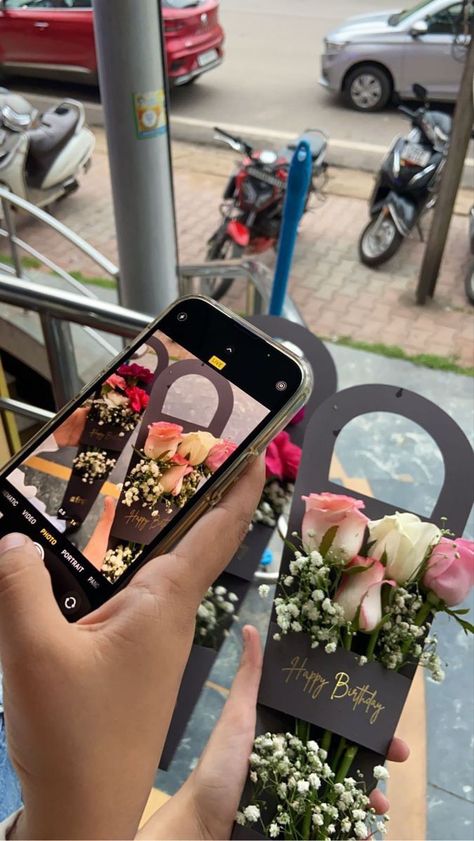 Birthday Snap Ideas, Birthday Gifts Snaps, Fake Gifts Story, Birthday Snapchat Stories, Flower Aesthetic Instagram Story, Fake Love Wallpaper, Flower Gift Snapchat Story, Rosé Snapchat, Birthday Snap