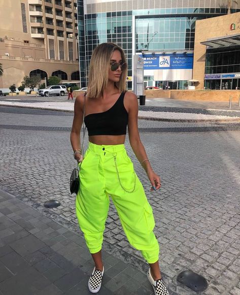 Image may contain: 1 person, standing and outdoor Ropa Color Neon, Neon Festival Outfit, Neon Party Outfits, Neon Green Outfits, Neon Prom Dresses, Festival Outfits Rave, Fest Outfits, Neon Dresses, Neon Outfits