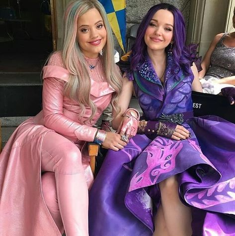 DOVE CAMERON ♡ 1 year 😍 on Instagram: “Seeing this pictures made me happy! #justlove #descendants3” Mel Descendants, Dove Cameron Descendants, Disney Descendants Dolls, Descendants Pictures, Evie Descendants, Mal Descendants, Descendants Costumes, Disney Descendants Movie, Descendants Characters