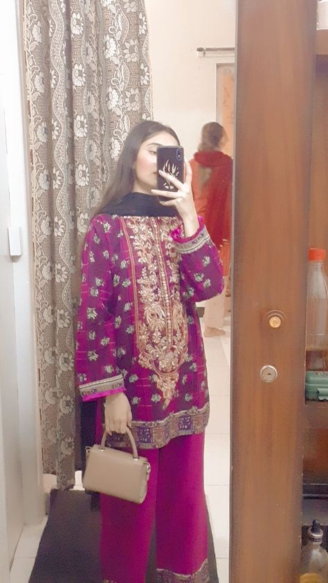 Girl Snaps, Desi Wear, Pakistani Fashion Casual, Casual Indian Fashion, Fashion Design Patterns, Dress Design Patterns, Muslim Fashion Dress, Causal Outfits, Simple Pakistani Dresses