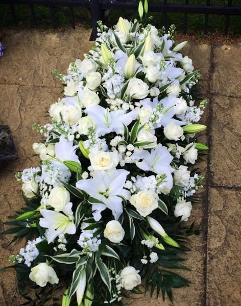 Coffin Flowers, Peti Mati, Coffin Spray, Easy Garden Ideas, Casket Flowers, Casket Sprays, Grave Flowers, Fresh Flower Bouquets, Aesthetic Garden