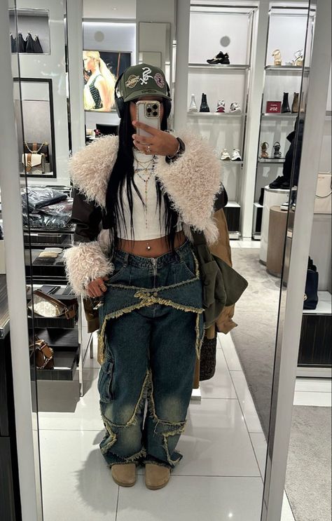 Ny Fashion Winter, New York Winter Streetwear, Aspen Outfit Black Women, Bicester Village Outfit, Orange Winter Jacket, Nyc Fashion Aesthetic Winter, New York Winter Fashion Black Women, Atl Winter Outfits, Dearra Winter Outfits