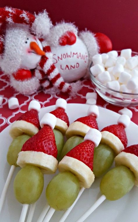 Grinch Fruit Kabobs - My Thoughts, Ideas, and Ramblings Grinch Fruit, Grinch Fruit Kabobs, Grinch Kabobs, Fancy Christmas Party, Rice Krispie Treats Christmas, Chex Mix Christmas, Christmas Tree Brownies, Christmas Brownies, Cheesecake Lovers