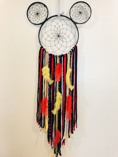 Mickey Mouse Mickey Mouse Dream Catcher, Disney Dreamcatcher, Mickey Mouse Room, Dream Catcher Craft, Toddler Room Decor, Diy Presents, Macrame Knot, Macrame Projects, Dreamcatchers