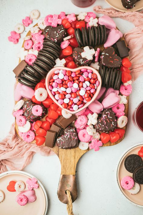 This easy valentine's day board is the perfect way to celebrate with your loved one. It's such a fun project to have your little ones help with. This board is completely customizable so grab a board, a few of your favorite sweet treats and candies to make this easy dessert board. Valentine Day Sweet Treats, Valentine’s Day Candy Board, Candy Board Valentines Day, Valentines Charcuterie Board Sweets, Valentines Candy Board, Valentine’s Day Board, Valentines Dessert Board, Galentines Ideas, Valentines Theme Party