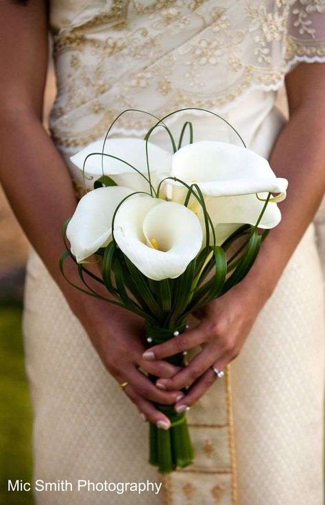 32 Classic and Timeless Wedding Bouquets You Will Love Lilly Bouquet Wedding, Calla Lily Bridesmaid Bouquet, Wedding Bouquets White, Calla Lillies Bouquet, White Calla Lily Bouquet, Calla Lily Bridal Bouquet, Classic Wedding Bouquet, Lily Bridal Bouquet, Calla Lily Bouquet Wedding