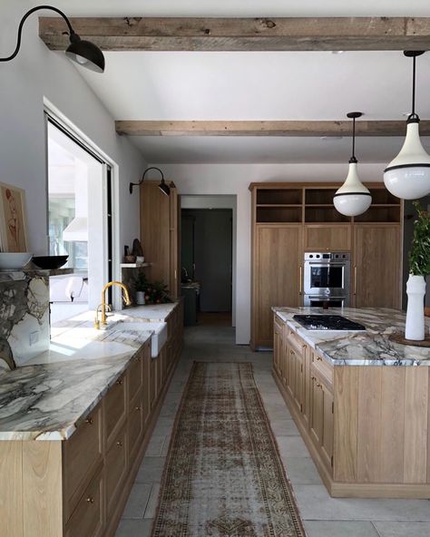 Classic Farmhouse Kitchen, Jake Arnold, Farmhouse Kitchen Island, Classic Kitchen, Marble Counter, Kitchen Island Design, Wood And Marble, Decoration Inspiration, Counter Tops