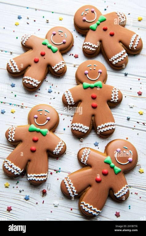 Gingerbreadman Cookie, Gingerbreadman Cookies, Gingerman Cookies, Classic Christmas Treats, Flat Christmas Tree, Gingerbread Crafts, Fun Christmas Games, Perfect Chocolate Chip Cookies, Festive Cookies