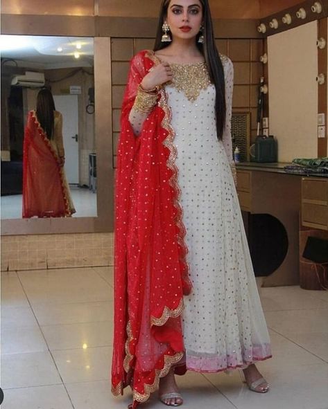 Suit Bridesmaids, Pakistani Gowns, Long Anarkali Dress, Pakistani Anarkali, White Salwar, White Salwar Kameez, Gown With Dupatta, Indian Salwar, Latest Fashion Dresses