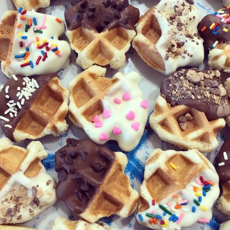 Mini Waffle Cookies, Chocolate Dipped Waffles, Chocolate Covered Waffles, Mini Waffle Dessert Ideas, Waffle Snack Ideas, Dessert Waffle Bar, Waffle Cookies Decorated, Mini Waffles Ideas, Waffle Popsicle