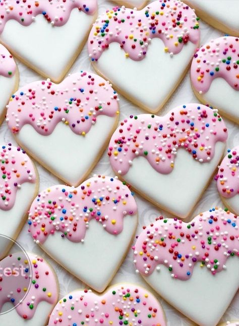 Heart Shaped Sugar Cookies, Easy Royal Icing Recipe, Heart Shaped Cookie, Valentine Cookies Decorated, Valentines Day Sugar Cookies, Heart Sugar Cookie, Valentines Baking, Valentine Sugar Cookies, Royal Iced Cookies