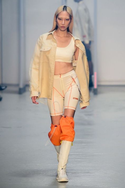 Haute Couture Outfits, Sports Wear Fashion, Sportswear Outfits, Designer Streetwear, Menswear Fashion Show, Casual Sportswear, Heron Preston, Menswear Fashion, Young Fashion