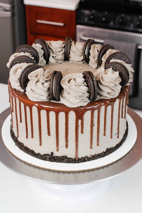 photo of oreo cake decorated with whole oreos and buttercream swirls Chocolate Cake Oreo, Oreo Drip Cake, Drip Cake Recipes, Oreo Frosting, Cake Oreo, Oreo Buttercream, Dark Chocolate Cake, Cake Layers, Baking Cocoa